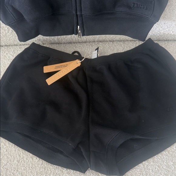 New SKIMS woman set bubble Short and hoodie - Picture 2 of 5